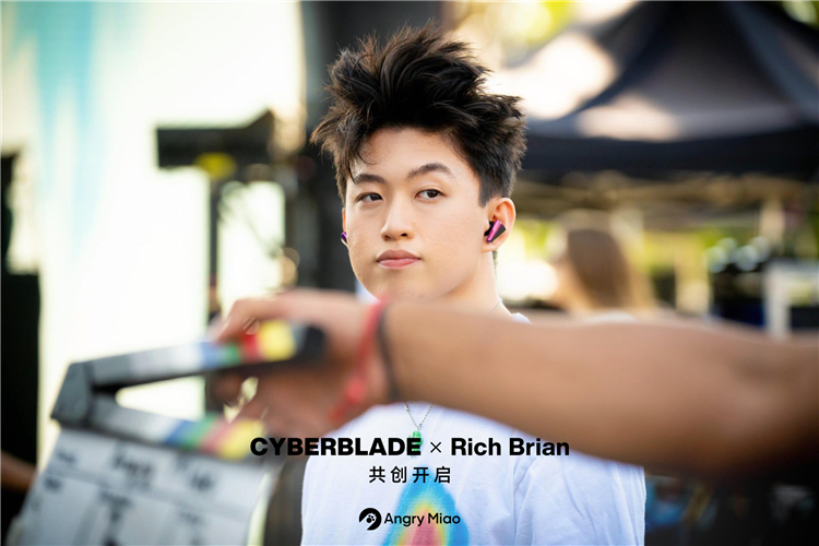 三颗芯片加持，售价2200元，怒喵CYBERBLADE发布-第5张图片-科技快讯