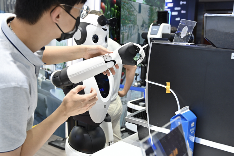 WAIC2022 | 达闼展示新一代机器人 能做家务也能冲咖啡-第4张图片-科技快讯