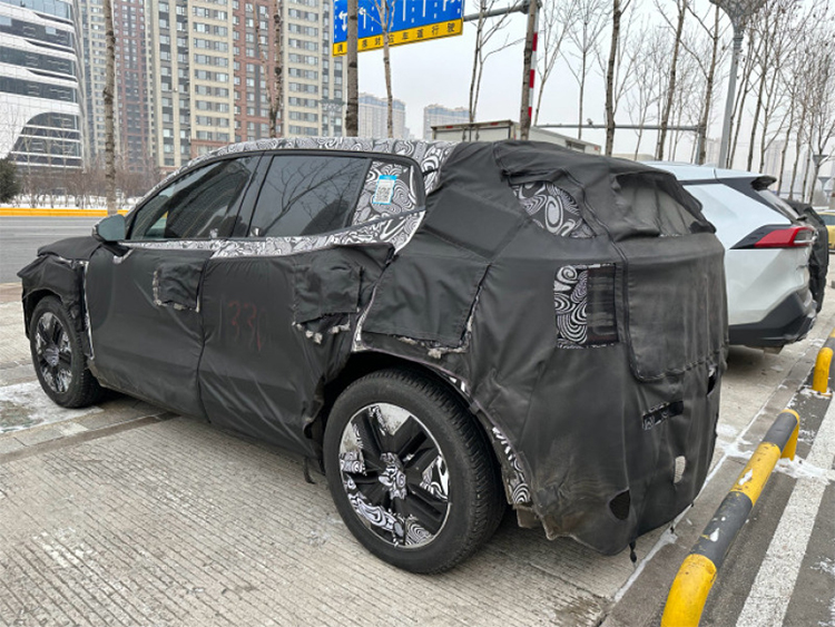 疑似沃尔沃EX30谍照曝光：定位纯电动小型SUV 年内亮相-第4张图片-科技快讯