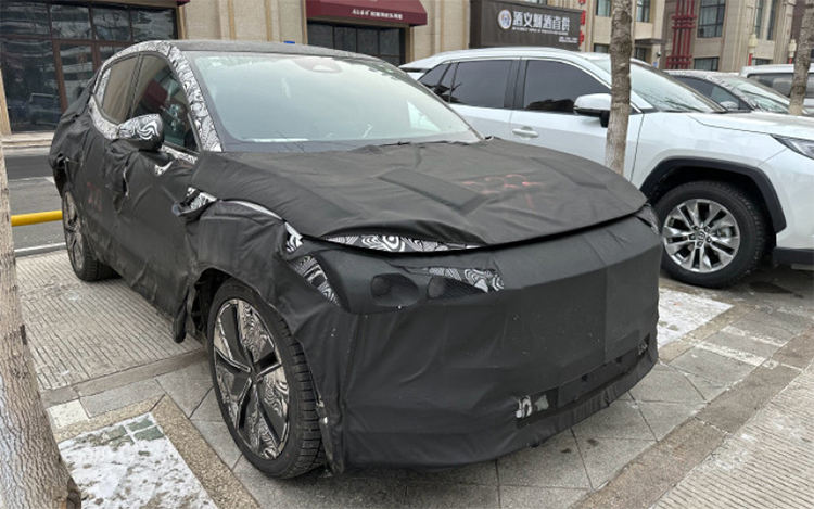 疑似沃尔沃EX30谍照曝光：定位纯电动小型SUV 年内亮相-第1张图片-科技快讯
