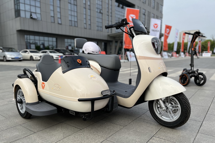 戴上头盔 一起体验雅迪2023年新款电车-第12张图片-科技快讯