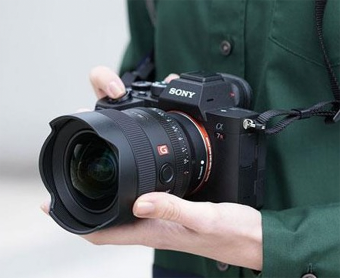 索尼14mm f/1.8 GM镜头谍照 手掌大小、灯泡结构-第4张图片-科技快讯