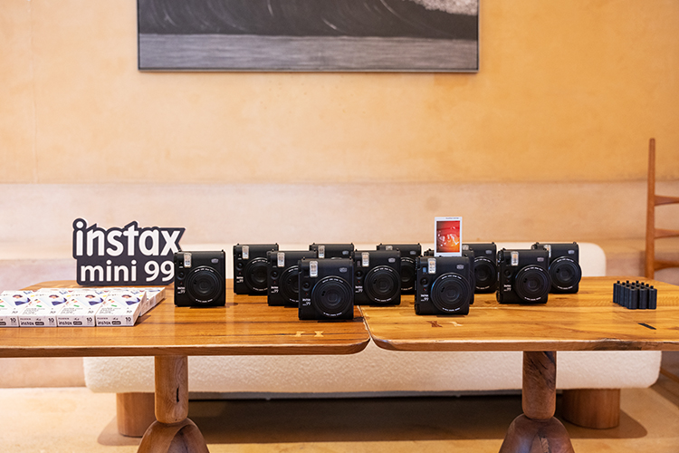 富士instax发布mini 99一次成像相机 6种色彩效果玩转流光艺术-第1张图片-科技快讯