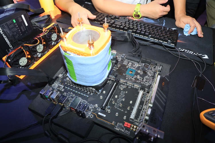 技嘉AORUS Z790 钛雕 X主板现身"D5超频决胜力"现场：内存超频至11200MHz-第3张图片-科技快讯