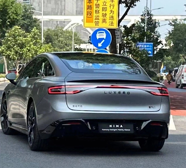 智界S7实车照曝光 为华为智选车首款轿跑车型-第4张图片-科技快讯