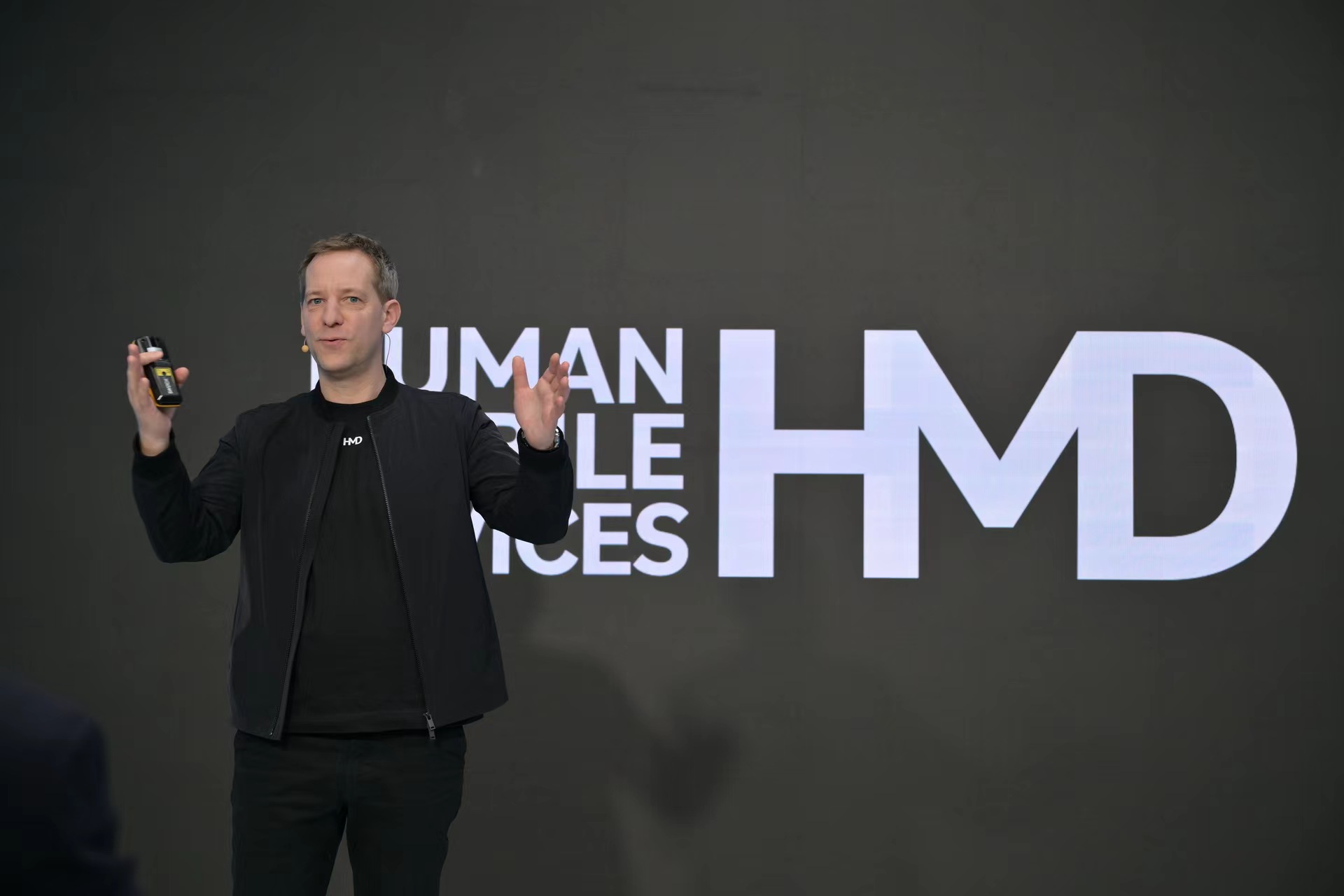 MWC2024｜闷声整大活，HMD摆脱诺基亚之后和芭比娃娃搞联名了？？-第1张图片-科技快讯