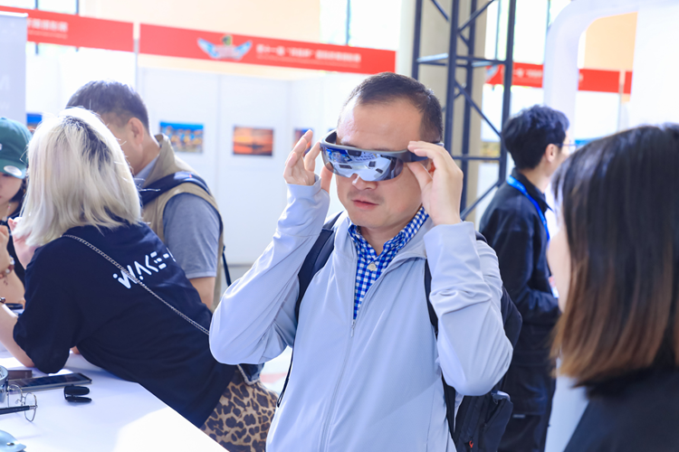 之一视角跟拍神器 AR眼镜李未可科技Meta Lens S3轻装上阵-第5张图片-科技快讯
