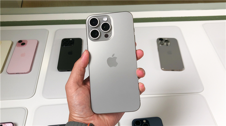 马斯克被啪啪打脸？曾嘲讽新iPhone无新意，现称赞iPhone 15系列拍照好-第3张图片-科技快讯