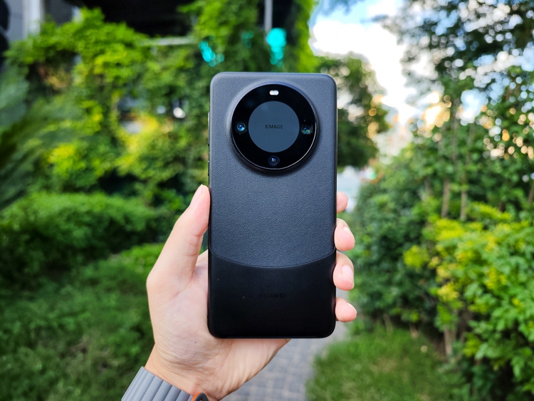 华为Mate60系列遭花式折磨，砸钉子、汽车压，质量堪称新一代诺基亚-第1张图片-科技快讯