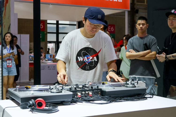 ChinaJoy 2023丨松下展示黑胶唱机SL-1200MK7 知名DJ现场搓碟-第1张图片-科技快讯