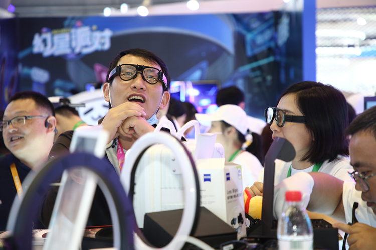 CIIE2023丨奇点临近全天候智能眼镜亮相进博会，用元宇宙科技给体验升级-第8张图片-科技快讯