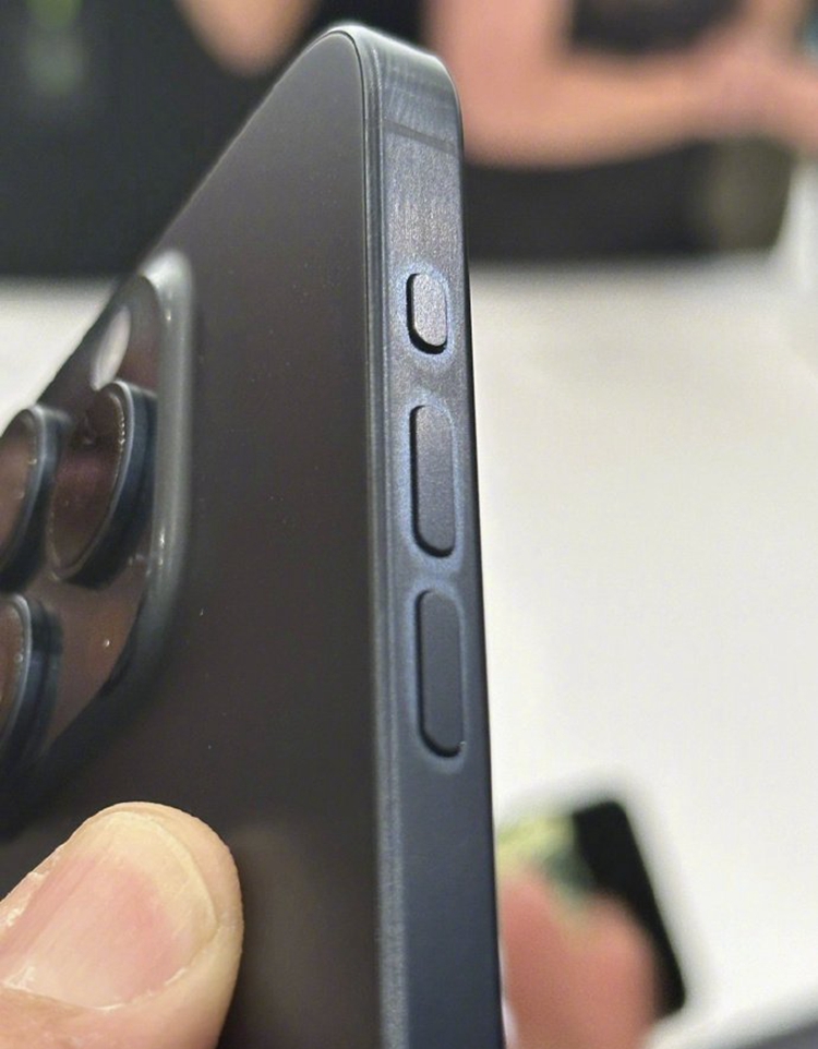 苹果承认iPhone 15 Pro系列边框存在变色问题，并给出了解决方案-第1张图片-科技快讯