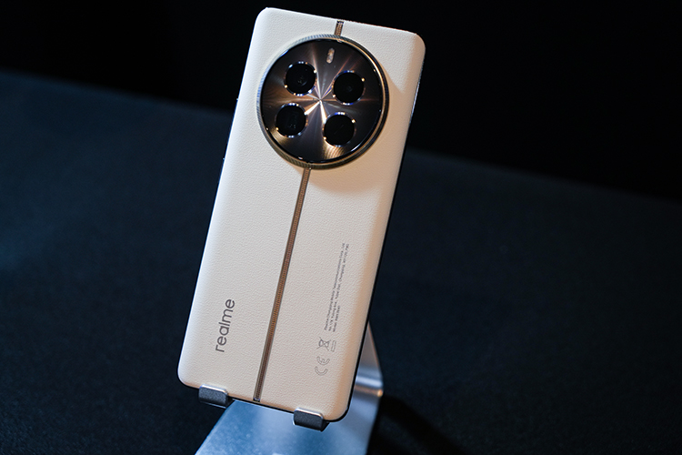 CES2024 | realme真我12 Pro系列蓄势待发 皮革中轴华贵气质兼有潜望长焦-第2张图片-科技快讯