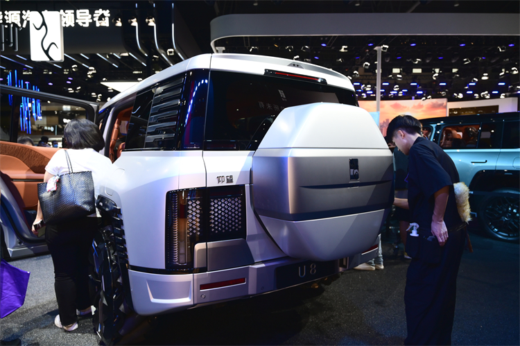 2023成都车展丨仰望U8豪华版实车内饰大公开！百万豪车就带感！-第10张图片-科技快讯