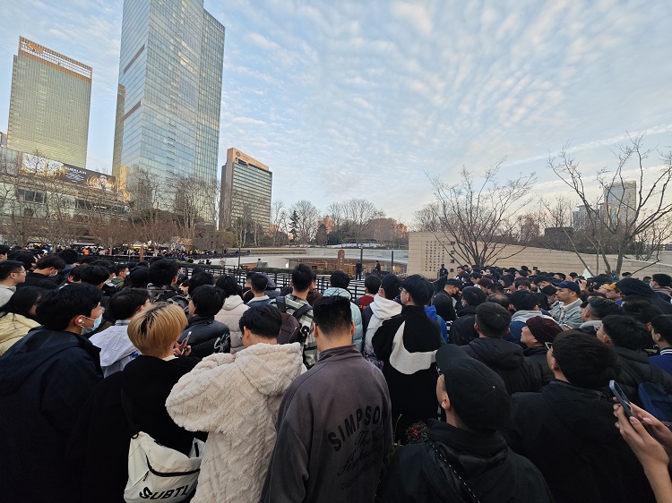 静安苹果店再现人海盛状，现场观众：都疯了一样-第1张图片-科技快讯