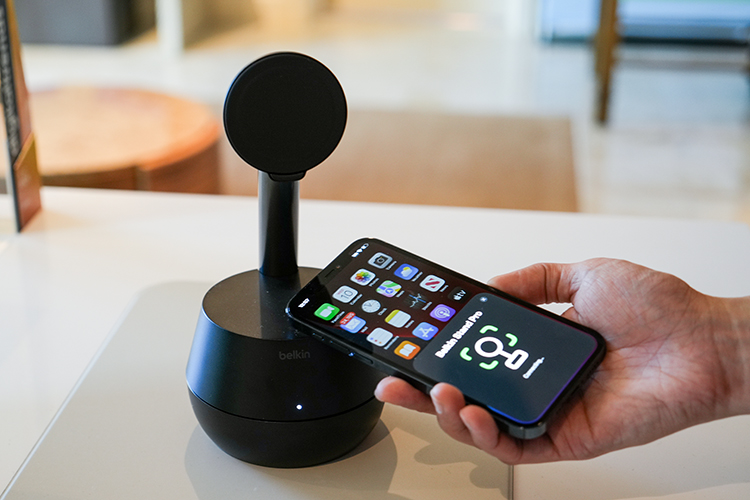 CES2024 | 贝尔金推出DockKit自动追踪充电云台 让iPhone秒变跟拍神器-第2张图片-科技快讯