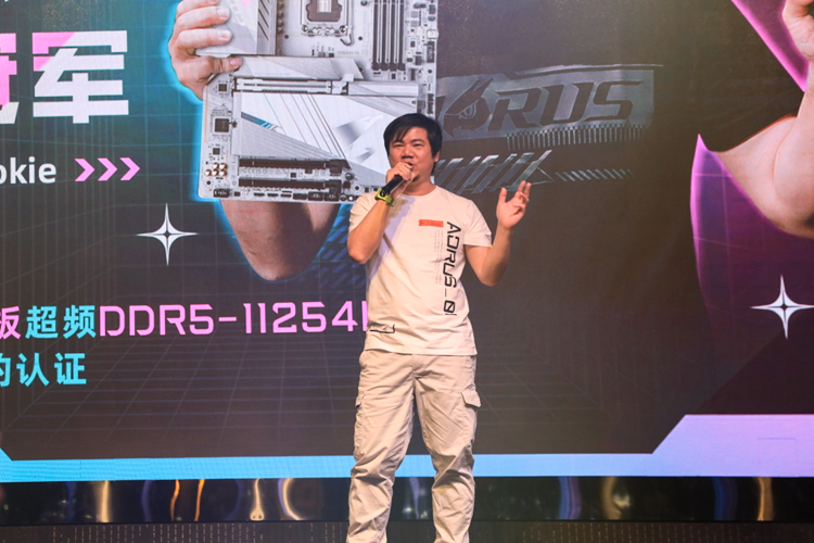 技嘉AORUS Z790 钛雕 X主板现身"D5超频决胜力"现场：内存超频至11200MHz-第4张图片-科技快讯