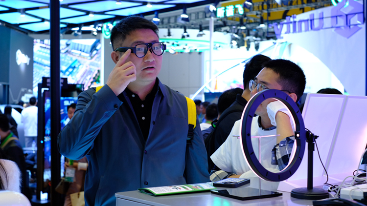 CIIE2023丨奇点临近全天候智能眼镜亮相进博会，用元宇宙科技给体验升级-第7张图片-科技快讯