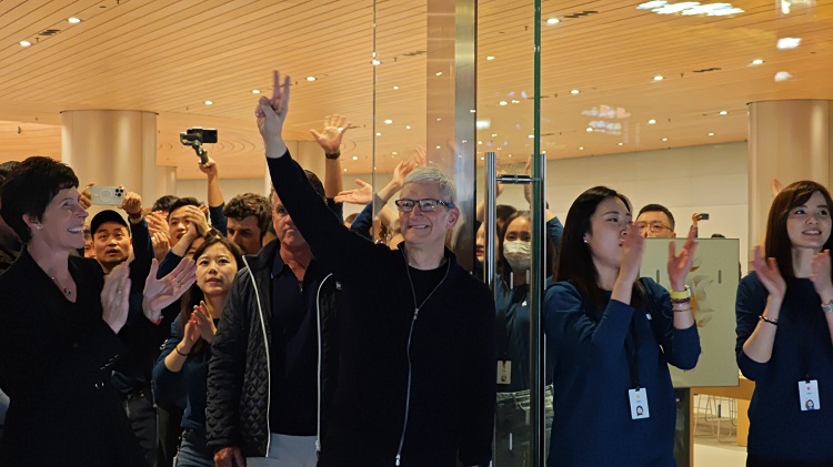 静安苹果店再现人海盛状，现场观众：都疯了一样-第3张图片-科技快讯