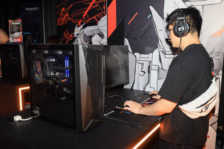 技嘉AORUS Z790 钛雕 X主板现身"D5超频决胜力"现场：内存超频至11200MHz-第8张图片-科技快讯