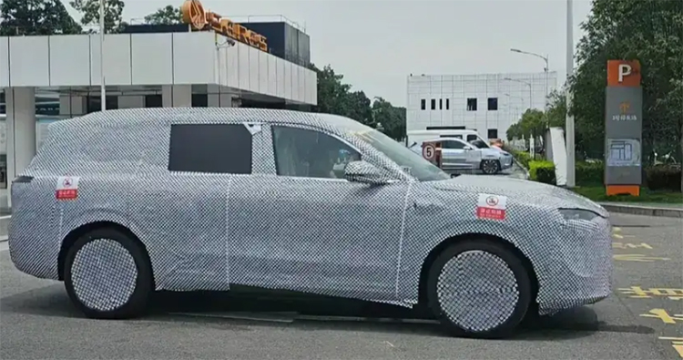 AITO问界M9路试谍照曝光：定位中大型SUV 年内亮相-第1张图片-科技快讯