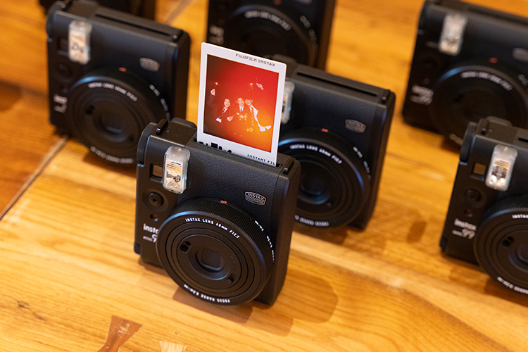 富士instax发布mini 99一次成像相机 6种色彩效果玩转流光艺术-第2张图片-科技快讯