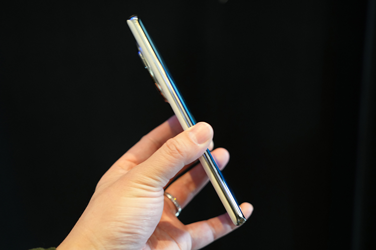 CES2024 | realme真我12 Pro系列蓄势待发 皮革中轴华贵气质兼有潜望长焦-第3张图片-科技快讯