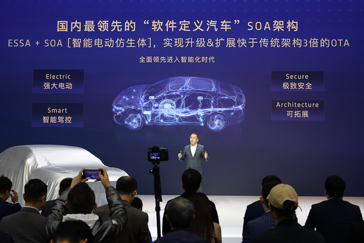 2023广州车展丨岚图首款电混轿车追光PHEV发布，预售价26.69万元起-第6张图片-科技快讯