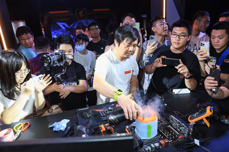 技嘉AORUS Z790 钛雕 X主板现身"D5超频决胜力"现场：内存超频至11200MHz-第5张图片-科技快讯