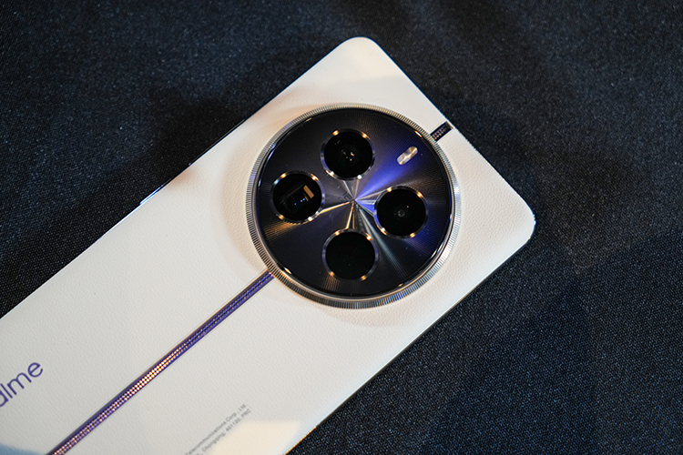 CES2024 | realme真我12 Pro系列蓄势待发 皮革中轴华贵气质兼有潜望长焦-第5张图片-科技快讯