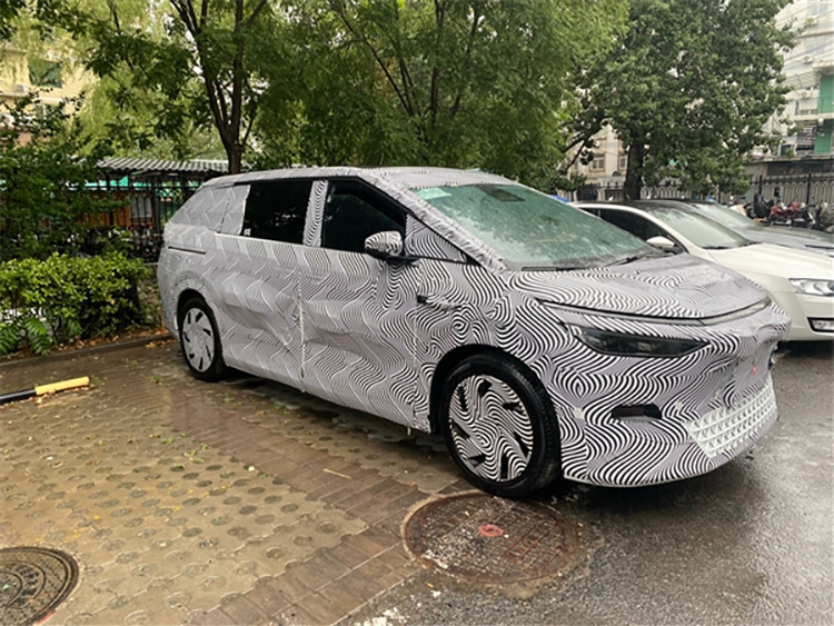 小鹏X9谍照曝光 定位年轻态MPV-第1张图片-科技快讯