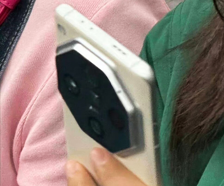 OPPO Find X7真机曝光，相机配置双潜望，设计借鉴华为Mate60 RS设计？-第1张图片-科技快讯