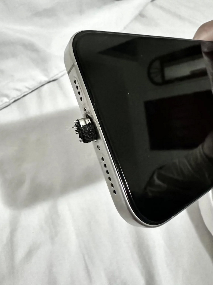 换了USB-C还有坑？非官方数据线在iPhone 15 Pro Max上烧起来-第1张图片-科技快讯