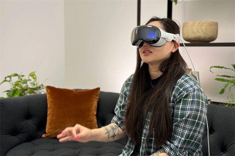 苹果Vision Pro试戴体验："扯头皮""脖子痛"，但仍对它夸赞有加-第1张图片-科技快讯