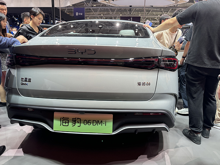 比亚迪展示秦L与海豹06 DM-i汽车：2100公里续航再创“工业奇迹”-第9张图片-科技快讯