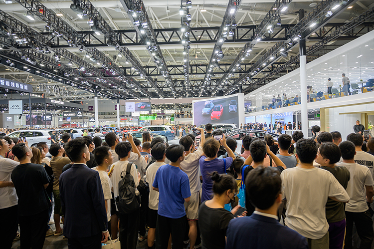 比亚迪展示秦L与海豹06 DM-i汽车：2100公里续航再创“工业奇迹”-第10张图片-科技快讯
