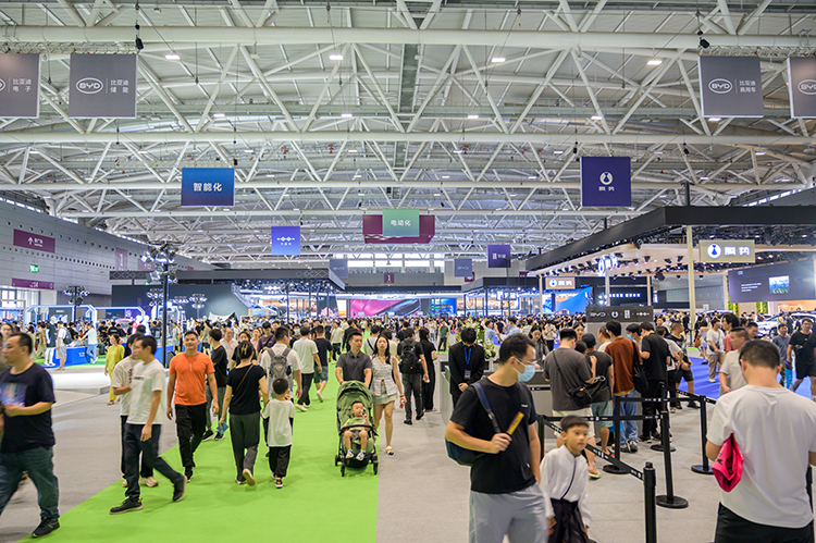 比亚迪展示秦L与海豹06 DM-i汽车：2100公里续航再创“工业奇迹”-第1张图片-科技快讯