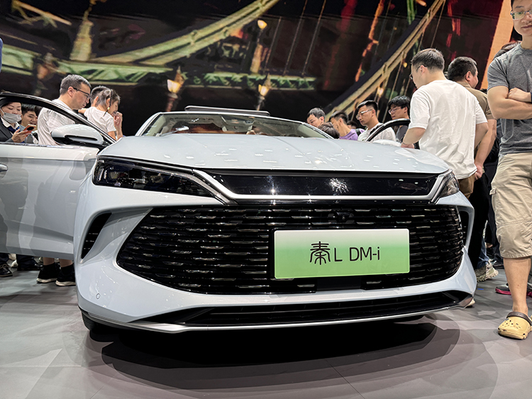 比亚迪展示秦L与海豹06 DM-i汽车：2100公里续航再创“工业奇迹”-第5张图片-科技快讯