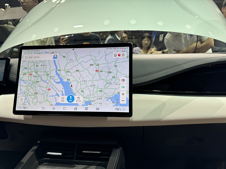 比亚迪展示秦L与海豹06 DM-i汽车：2100公里续航再创“工业奇迹”-第4张图片-科技快讯