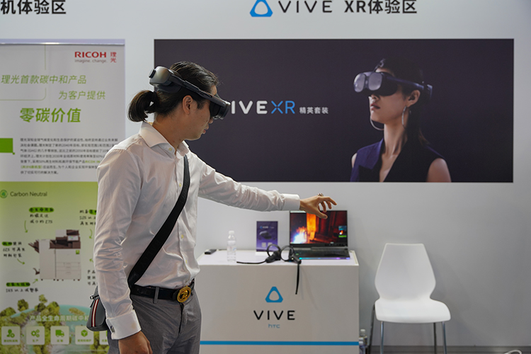 HTC VIVE携XR精英套装参展上交会 用AI结合元宇宙技术推动社会发展-第2张图片-科技快讯