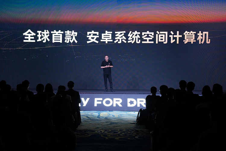 Vision Pro将迎来劲敌？ 首款安卓系统头显玩出梦想MR发出挑战-第1张图片-科技快讯