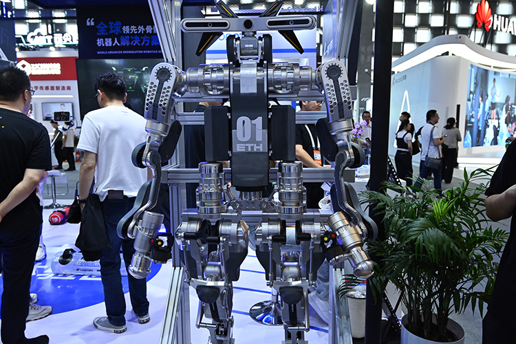 傲鲨人形外骨骼复合机器人首秀WAIC2024 “遇见未来”系列进入大众视野-第2张图片-科技快讯