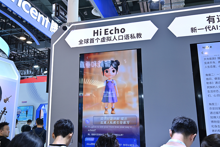 有道词典笔X7首秀WAIC2024 内置小P老师与Hi Echo进行AI辅导-第5张图片-科技快讯