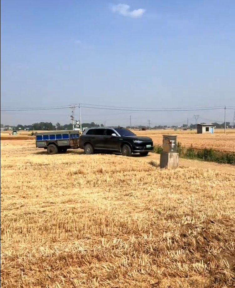 ​可能谁也没想到，50万豪车问界M9，被直接挂上拖车下地拉麦子-第3张图片-科技快讯