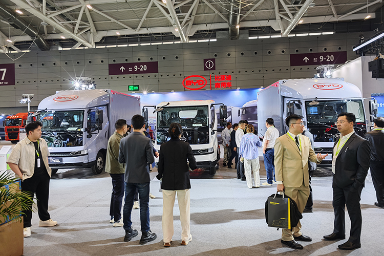 2025深圳国际性能及定制改装车展：新能源汽车产业链的大荟萃-第5张图片-科技快讯