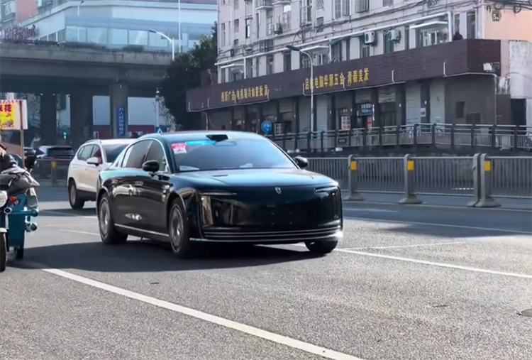 鸿蒙智行尊界S800更多谍照曝光，公开道路测试-第4张图片-科技快讯