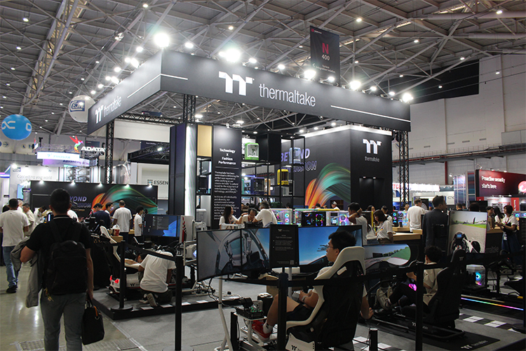 Thermaltake把赛车模拟器驾驶舱带到COMPUTEX 2025，观众现场玩嗨了！-第12张图片-科技快讯