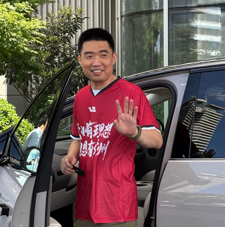 李想夫妇驾驶宝马i8观看苏超比赛 嫂子意外抢镜成热搜焦点-第1张图片-科技快讯