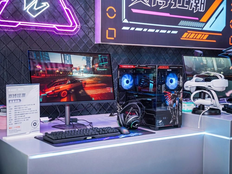 技嘉BW 2025展台国风赛博痛车雕妹创意十足-第16张图片-科技快讯