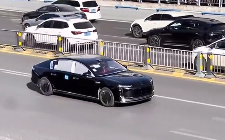 鸿蒙智行尊界S800更多谍照曝光，公开道路测试-第1张图片-科技快讯